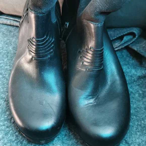 Uggs - Picture 3 of 7